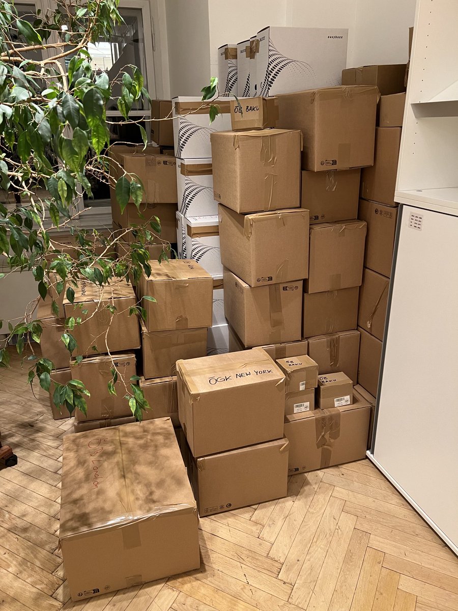 In diesen Kisten gibt es Überraschungen und Flyer für die PV-Wahlen am 27./28.11. Bald werden sie an alle 🇦🇹 Vertretungsbehörden ins Ausland verschickt! Ein großes Lob und Dank an alle unserer Fraktion, die beim Einpacken mitgeholfen haben 🙏