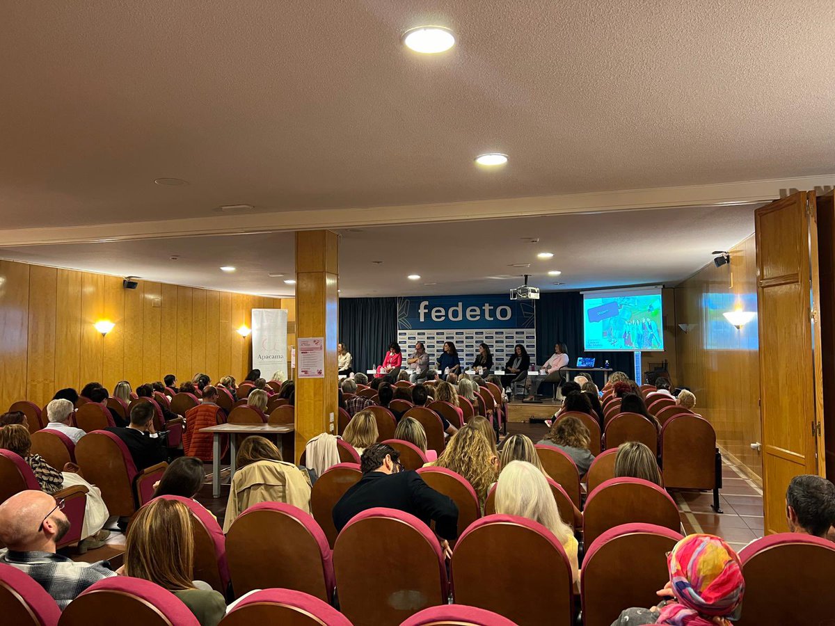 psoe_toledoayto's tweet photo. Las concejalas socialistas @anabag73, @laura192682 y Marta Medina han participado en los actos organizados por #APACAMA, sensibilizando sobre la situación del #CáncerDeMama 🎀🌸. Reafirmamos nuestro apoyo a estas iniciativas que generan conciencia y esperanza. 💖✨ https://t.co/gTwvOXZ0XR