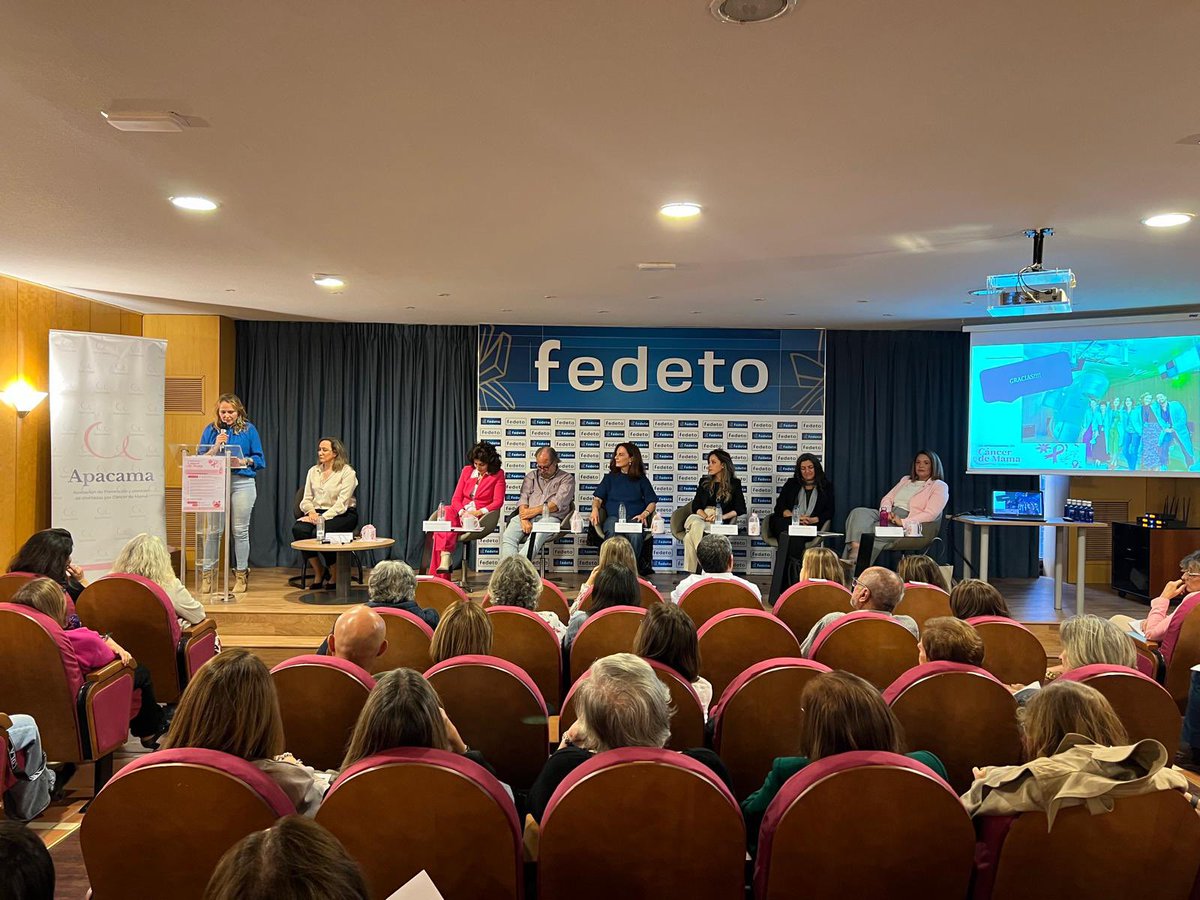 psoe_toledoayto's tweet photo. Las concejalas socialistas @anabag73, @laura192682 y Marta Medina han participado en los actos organizados por #APACAMA, sensibilizando sobre la situación del #CáncerDeMama 🎀🌸. Reafirmamos nuestro apoyo a estas iniciativas que generan conciencia y esperanza. 💖✨ https://t.co/gTwvOXZ0XR