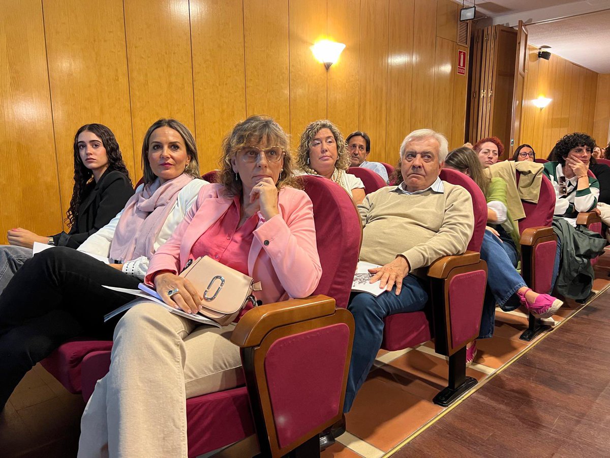 psoe_toledoayto's tweet photo. Las concejalas socialistas @anabag73, @laura192682 y Marta Medina han participado en los actos organizados por #APACAMA, sensibilizando sobre la situación del #CáncerDeMama 🎀🌸. Reafirmamos nuestro apoyo a estas iniciativas que generan conciencia y esperanza. 💖✨ https://t.co/gTwvOXZ0XR