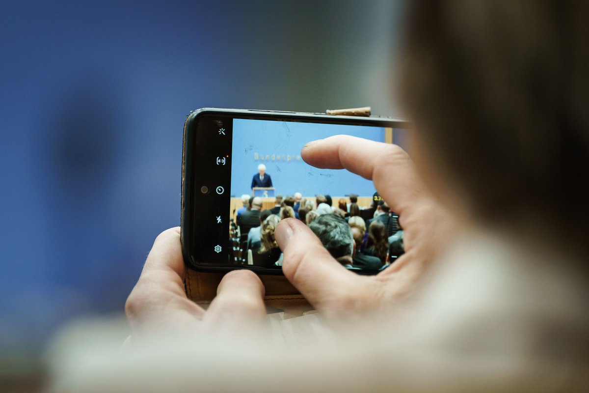 „Bleiben Sie unterscheidbar mit aufgeklärtem #Journalismus!“ In seiner Rede zum 75. Jubiläum der #Bundespressekonferenz betonte Bundespräsident #Steinmeier die immense Bedeutung einer freien, unabhängigen und sachlichen Berichterstattung für die #Demokratie. 1/4