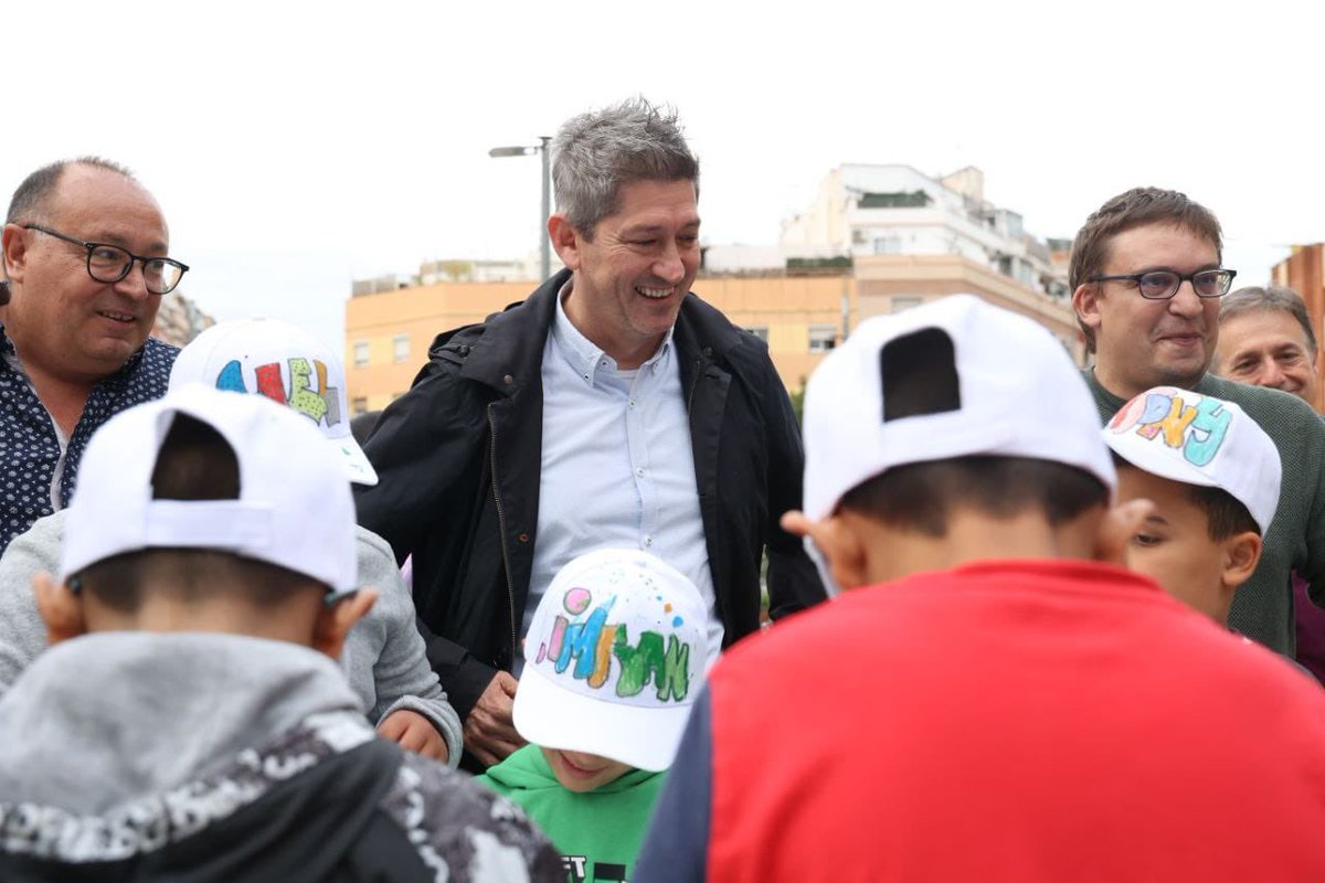 LHAjuntament's tweet photo. 👌 Aquesta tarda s’ha fet, amb la presència de l’alcalde @DavidQuirosLH, la Festa d’Inauguració del nou m��dul que s’ha instal·lat a la plaça de la Llibertat.
📍 Un nou espai de trobada comunitària per a veïns i veïnes de totes les edats al barri de la Florida.
#PlaIntegral https://t.co/AD3kKS4q3C