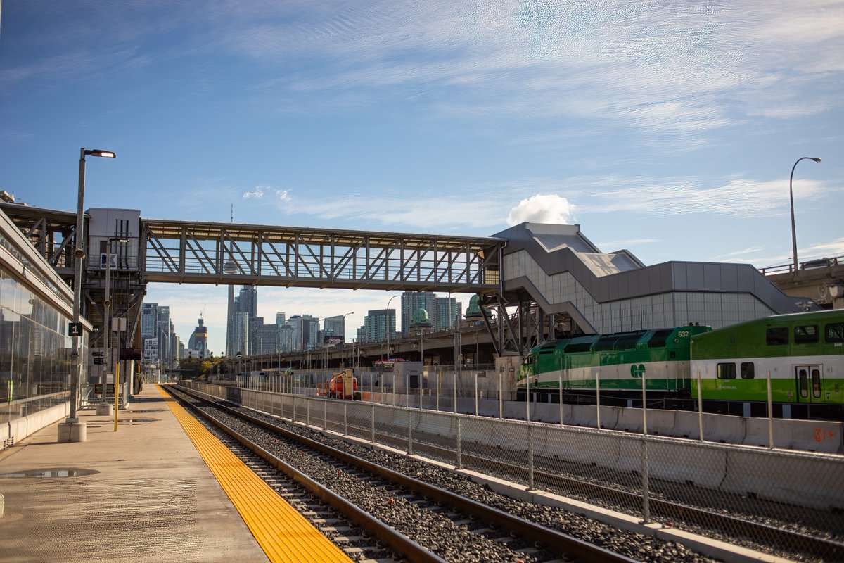 🎉 The pedestrian bridge at Exhibition GO is now officially open! The bridge helps keep people moving during Ontario Line construction, providing additional access to the train platforms and for trips to and from Liberty Village: metrolinx.com/en/news/pedest…