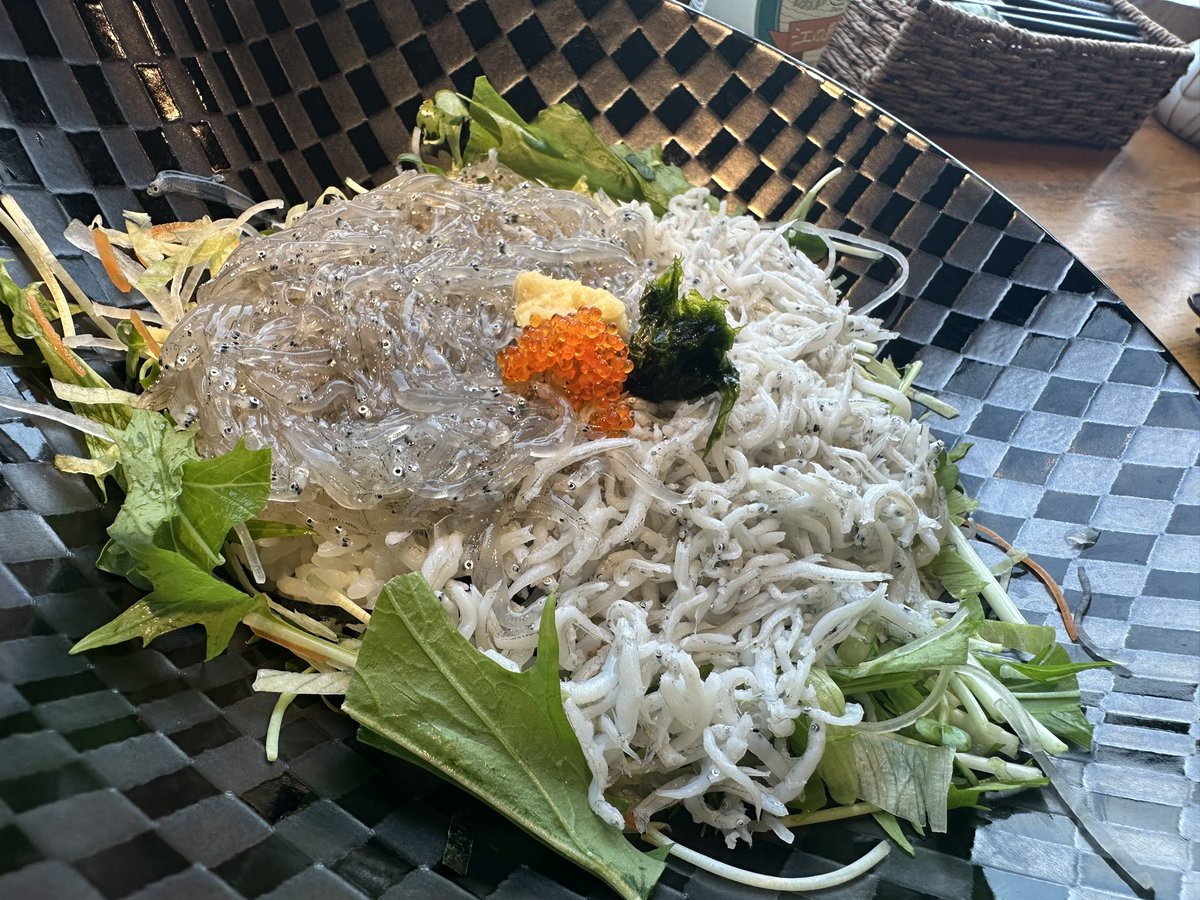 u_know1212's tweet photo. MFゴーストのアニメで生しらす丼食べてたの見て、食べたくなったから食べに行ってみた🤤
ついでに鶴岡八幡宮も行ってきた🚗³₃ https://t.co/C6xR7Kccp9