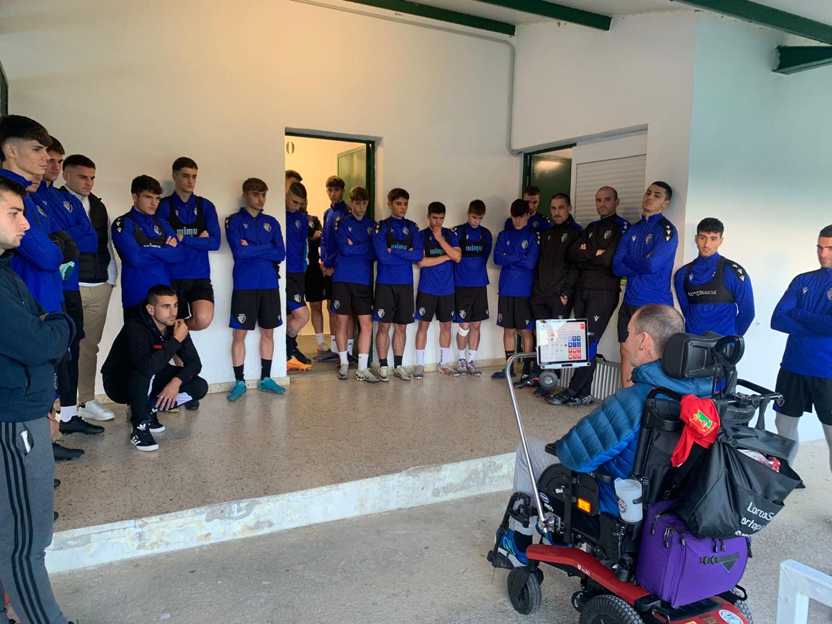 SUBIZACD's tweet photo. Hoy la charla ha sido muy especial.
Todo un ejemplo, un referente, un luchador... pero también un amigo, un aficionado y un exjugador de este Club.
Eskerrik asko @txap_ela!!

#RendirseNoEsUnaOpción 🍀
#AmoreEmateaEzDaAukeraBat 🍀
#VamosRojos 🔴
#GoazenGorriak 🔴 https://t.co/tiWRE7O1u7