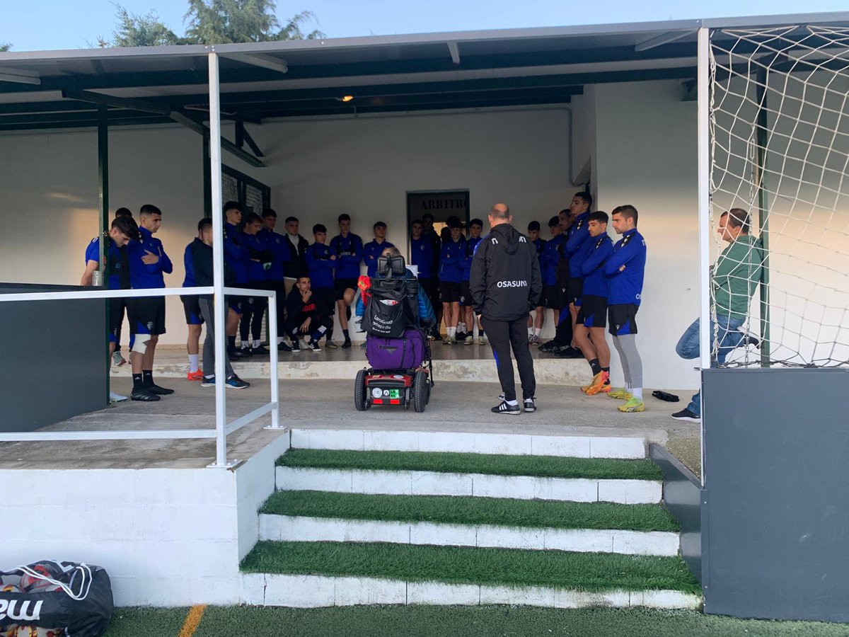 SUBIZACD's tweet photo. Hoy la charla ha sido muy especial.
Todo un ejemplo, un referente, un luchador... pero también un amigo, un aficionado y un exjugador de este Club.
Eskerrik asko @txap_ela!!

#RendirseNoEsUnaOpción 🍀
#AmoreEmateaEzDaAukeraBat 🍀
#VamosRojos 🔴
#GoazenGorriak 🔴 https://t.co/tiWRE7O1u7