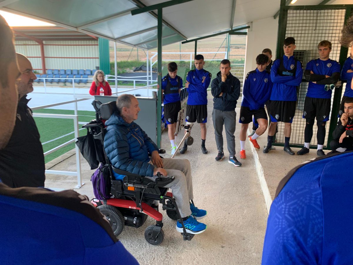 SUBIZACD's tweet photo. Hoy la charla ha sido muy especial.
Todo un ejemplo, un referente, un luchador... pero también un amigo, un aficionado y un exjugador de este Club.
Eskerrik asko @txap_ela!!

#RendirseNoEsUnaOpción 🍀
#AmoreEmateaEzDaAukeraBat 🍀
#VamosRojos 🔴
#GoazenGorriak 🔴 https://t.co/tiWRE7O1u7