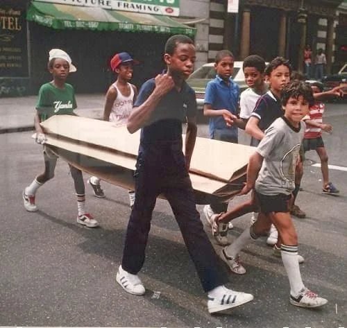 6. Niños llevando cartón para bailar breakdance. Nueva York, 1983. Fotógrafo: Martha Cooper.