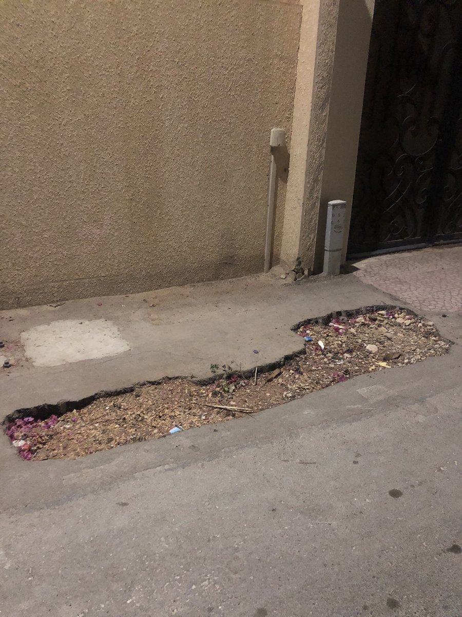 #أمانة_منطقة_الرياض 

مرتين اقدم بلاغ  ولم يحصل تواصل بنّاء
شركة الاتصالات قامت بحفريه امام منزلي لها شهر ونص. ولم تعيد السفلته