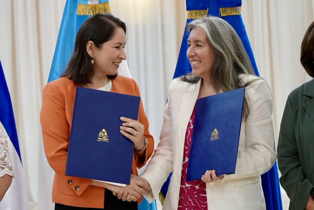 OIMhonduras's tweet photo. ¡Importante colaboración para el avance de la región!🤝🏻
@OIMCentroAmer y @Plan_Trifinio firman un acuerdo histórico en Comayagua, Honduras. Este compromiso fortalece la cooperación para abordar desafíos migratorios y promover el desarrollo sostenible en la región del Trifinio. https://t.co/Dwte3D1j3M