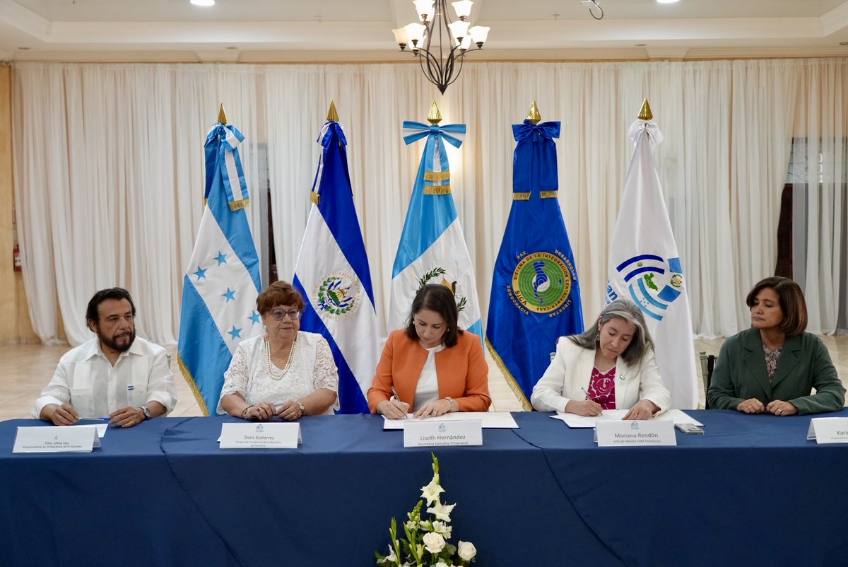 OIMhonduras's tweet photo. ¡Importante colaboración para el avance de la región!🤝🏻
@OIMCentroAmer y @Plan_Trifinio firman un acuerdo histórico en Comayagua, Honduras. Este compromiso fortalece la cooperación para abordar desafíos migratorios y promover el desarrollo sostenible en la región del Trifinio. https://t.co/Dwte3D1j3M