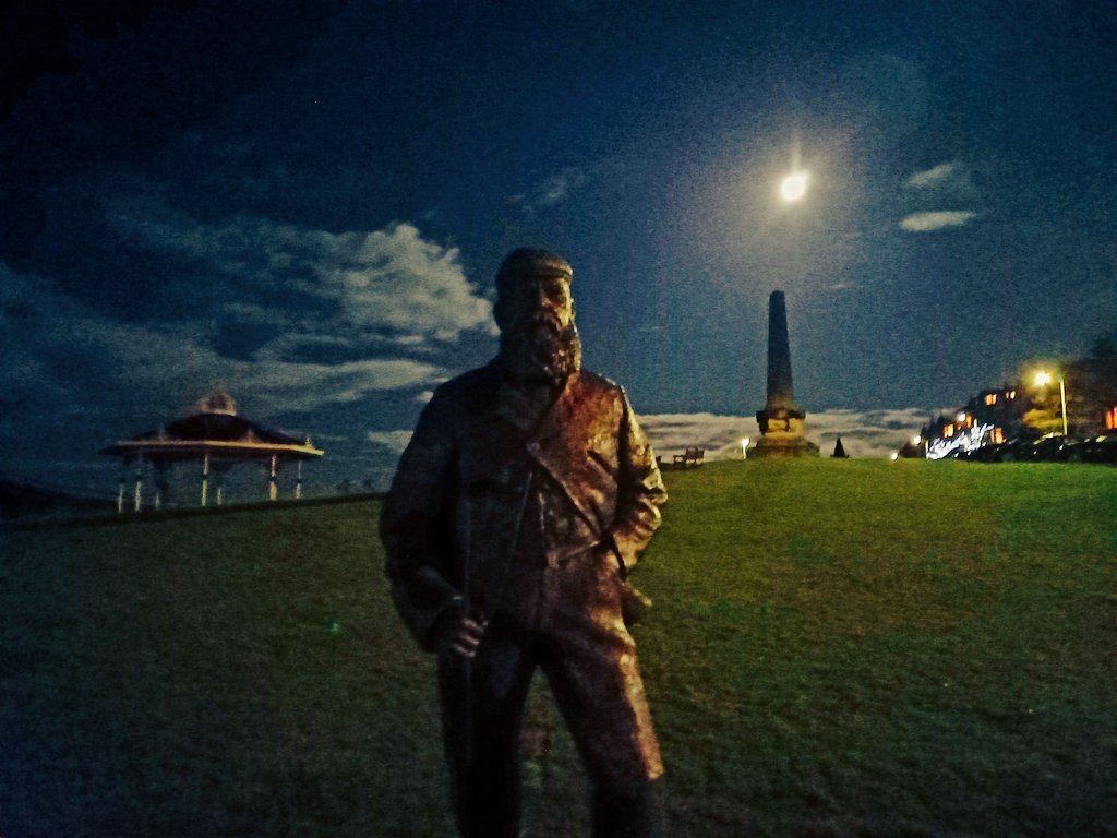 C_MAlexander's tweet photo. Statue of 'Old' #TomMorris against the backdrop of the Martyr's Monument - and the #HuntersMoon - in #StAndrews on Thursday evening. https://t.co/YPWHv2i8cg