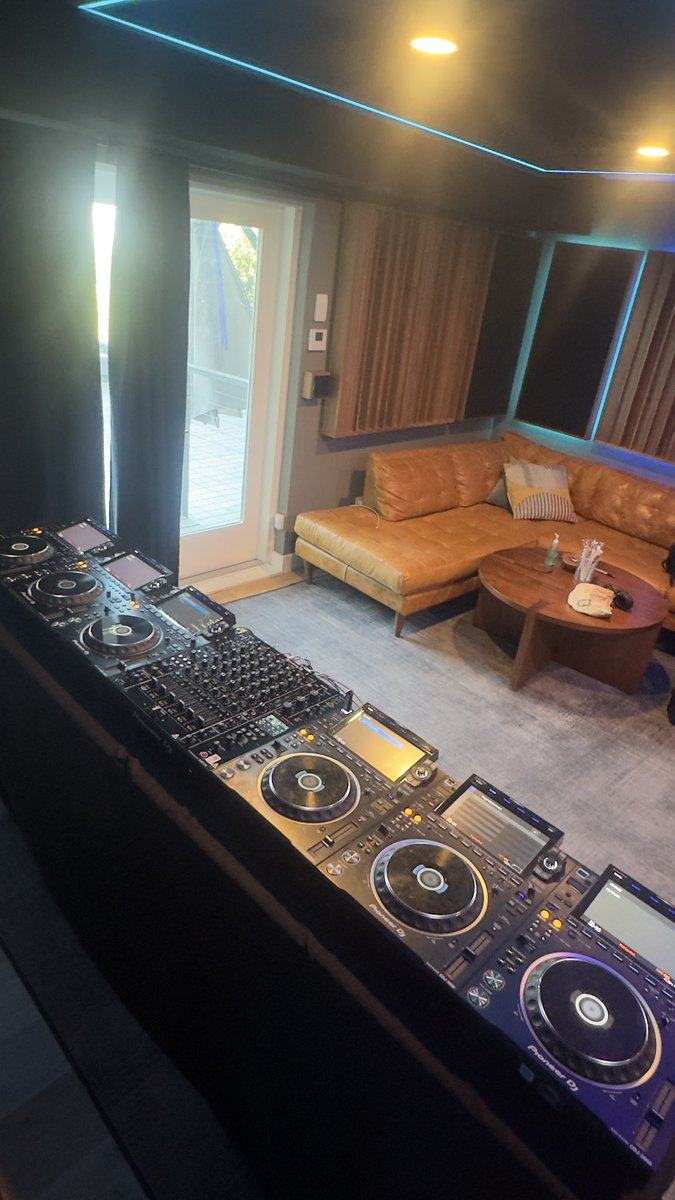 BACK ON MY BULLSHIT AGAIN

I get to use decks outside of shows maybe once or twice a year so today I’m boutta cook 🔪🎲🔪🎲🔪🎲