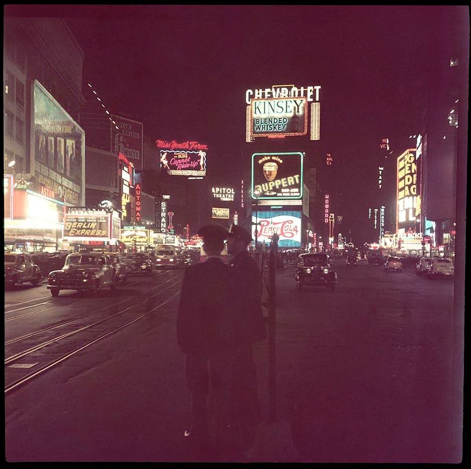 PropositoyVida's tweet photo. 12. Un negativo poco común muestra Times Square, Nueva York, en color, alrededor de 1948. https://t.co/MSyw9IqI1N
