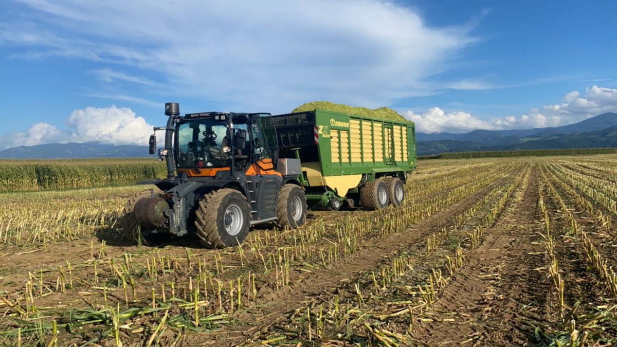 profiMagazin's tweet photo. Hier ist ein #SynTrac 420 mit einem #Krone ZX 470 zu sehen. https://t.co/dbkRIR6mwQ