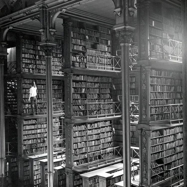 PropositoyVida's tweet photo. 30. Hojeando libros en la antigua Biblioteca Pública de Cincinnati https://t.co/DiGoz1Osuc