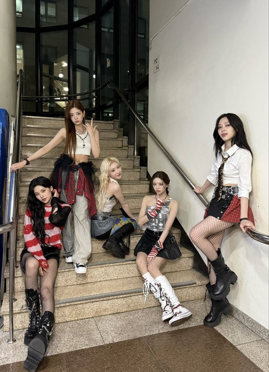 flingo0nk_'s tweet photo. #ITZY #MIDZY #YEJI #예지 #HWANGYEJI #LIA #리아 #CHOILIA #RYUJIN #류진 #SHINRYUJIN #CHAERYEONG #채령 #LEECHAERYEONG #YUNA #유나 #SHINYUNA https://t.co/8PygSrDCZ3