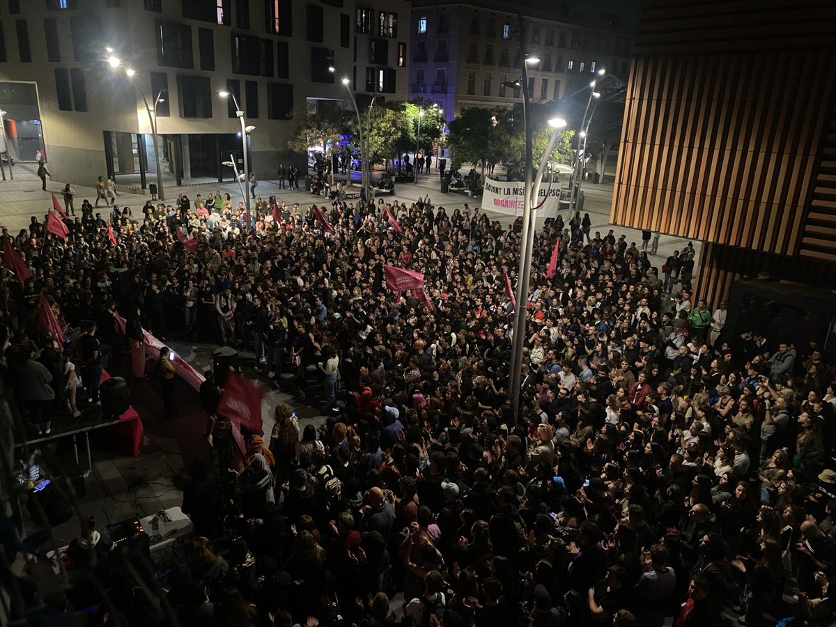 🔵 Impressionants imatges de la manifestació en suport a l'<a href="/antigamassana/">Antiga Massana</a>.

Una cosa queda clara: davant una ciutat que volen en mans de rics i del  turisme, es trobaran una classe treballadora organitzada i que planta cara. 

#18OAntigaMassana