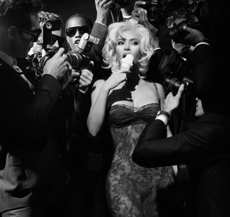 pushyamoonn11's tweet photo. Martian women 🤝 old Hollywood aesthetic https://t.co/KAoJfHNabl