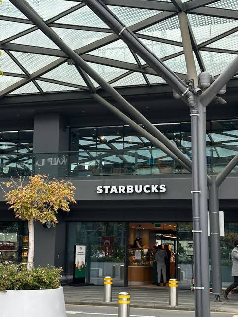 TC_MKemal's tweet photo. AKP’li Fahrettin Koca’ya ait Medipol Hastanesinin içinde starbucks var 

İsrail’i protesto etmek için Starbucks’lara baskın yapan Filistin savunucuları görene kadar paylaşalım lütfen. https://t.co/ZHK0hjRilu