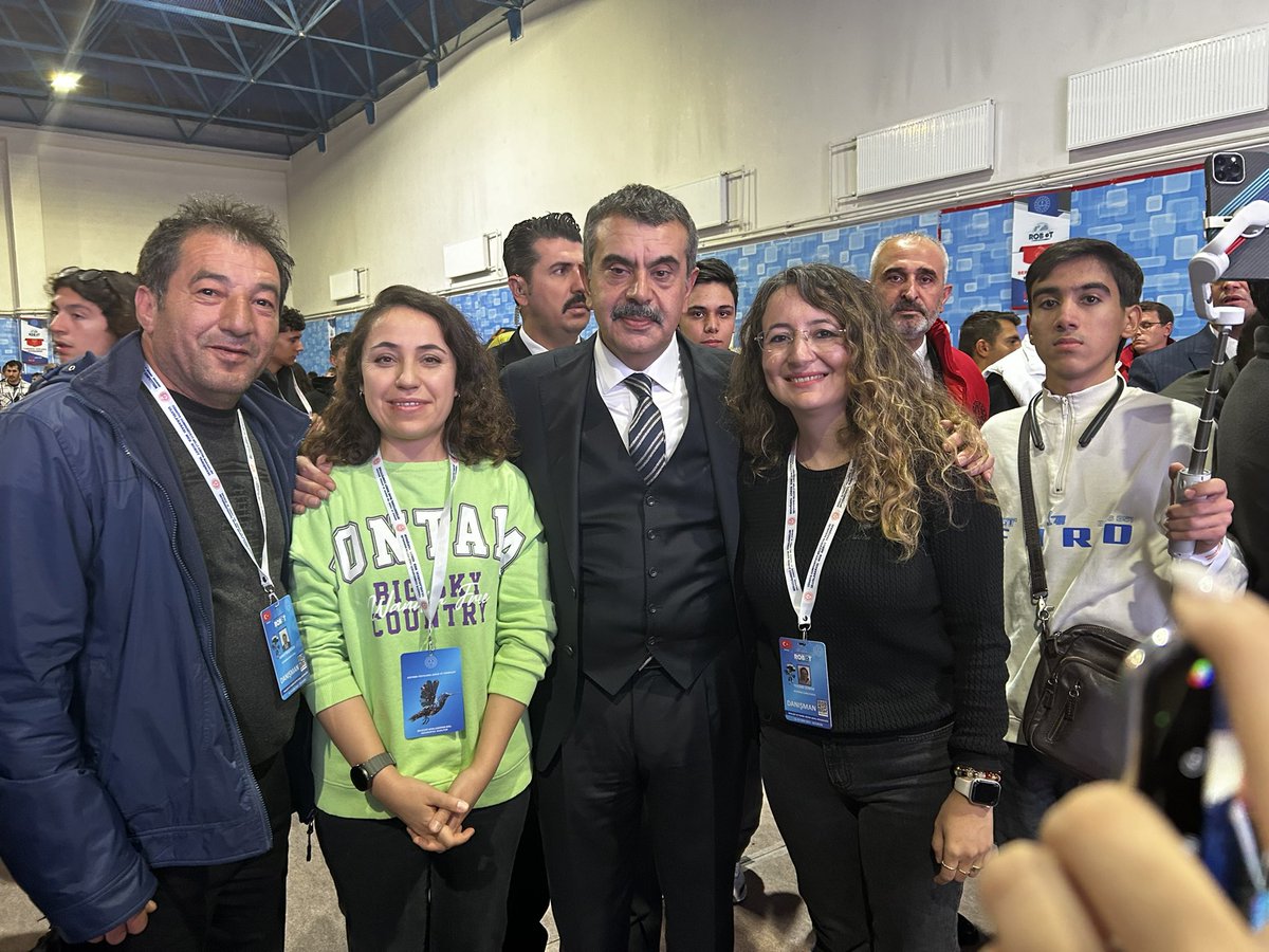 AcipayamC3928's tweet photo. AcıpayamÇamlıkMeslekiTeknikAnadolu Lisesi
16. Uluslararası MEB Robot Yarışmasında " Ben Dünyanın Geleciğim projemizUluslararası  Genel Kategoride 83,20 puanla ( 5. )oldu Öğrencilerimizi ve danışman öğretmenleri tebrik eder başarılarının devamını dileriz.@20zgi @emre_caliskan https://t.co/Ulk1xqog9u