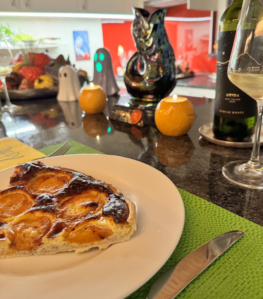 Heiterweiter66's tweet photo. Nicht nur die Menschen waren giggerig auf den Aprikosenkuchen - feeeein war er, dazu einen #Heida 😎 https://t.co/ll6XACRHvf