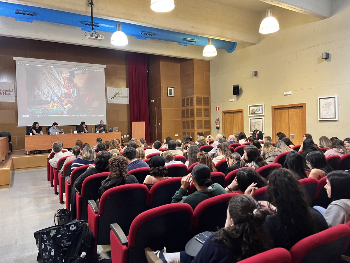 coideso's tweet photo. Alrededor de 200 personas participaron este jueves en el exitoso conversatorio con el fotoperiodista Pablo Tosco y la periodista Beatriz Lecumberri en el marco de las actividades de la Semana de Lucha contra la pobreza, en la que colabora @coideso https://t.co/MtCUCZ5ctt