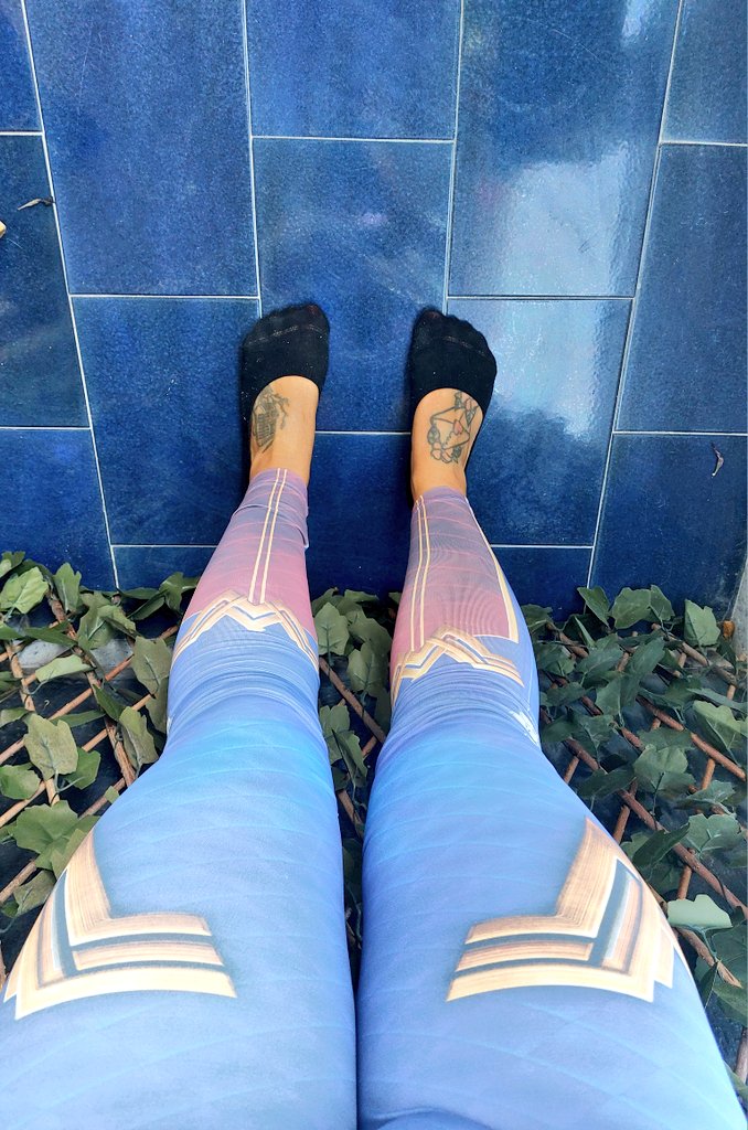MeryGorB's tweet photo. ¿Quién tiene las mallas para entrenar más guays de todo el gimnasio? Quién? Eh eh eh?
Ahora las sentadillas con peso muerto costarán menos🤣
Gracias @_Na100pre por hacerlo posible ❤️❤️
#livinlavidamery #WonderWoman #gimtime #laEntrenaSion https://t.co/PQjLury1bD