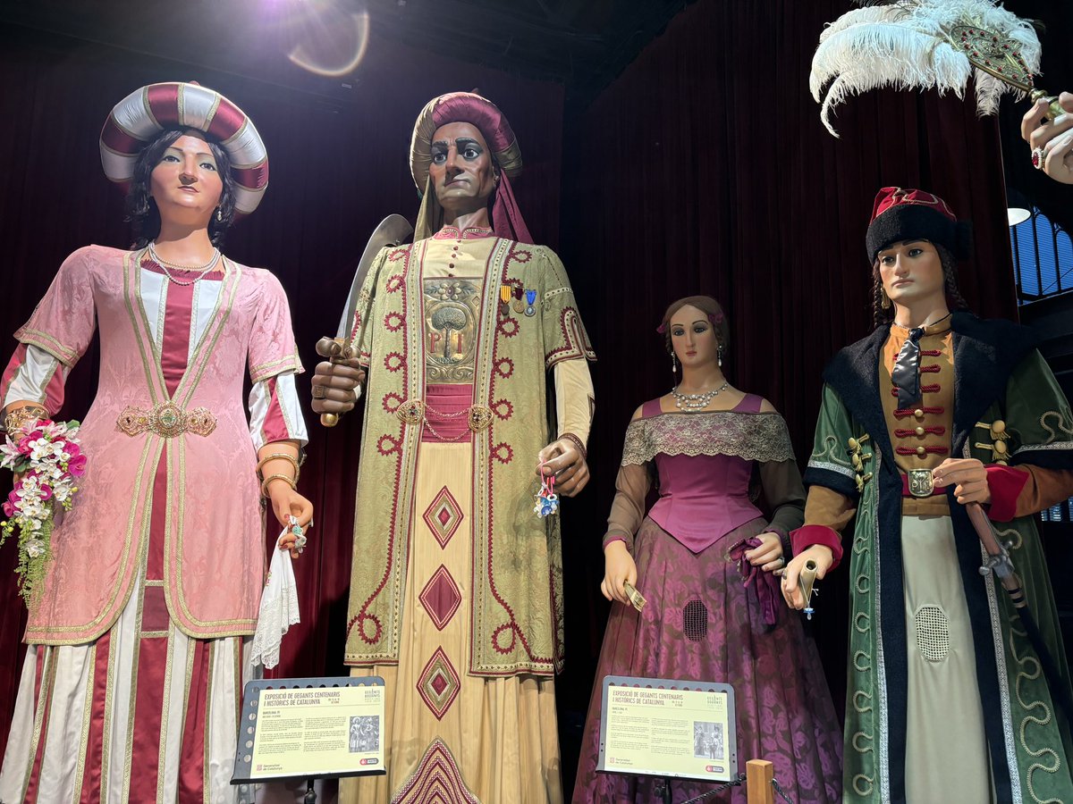 #Gegants600 Parlem-ne. 🧵
Exposició de gegants centenaris i històrics per a commemorar els 600 anys de la primera referència escrita d’un gegant. Compta amb figures centenàries vingudes d’arreu del país, i moltes d’originals.
Ah! Però, què passa si ens mirem la ciutat amfitriona?