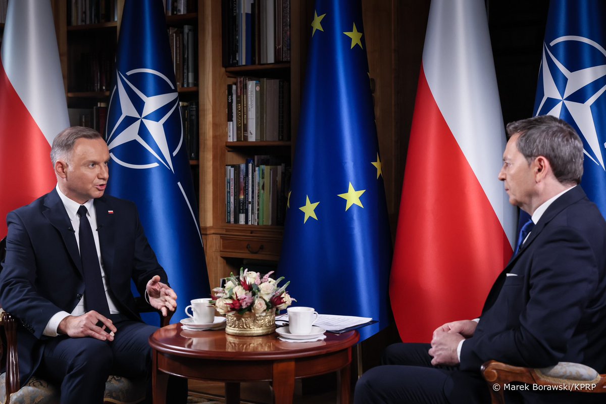prezydentplarch's tweet photo. Prezydent @AndrzejDuda w @wPolscepl:
💬 Przyszły prezydent powinien kierować się polską racją stanu. (…) Ja starałem się wykonywać jak najlepiej swoje zadania, wiem, że byłem różnie oceniany, ale zawsze starałem się podejmować decyzje dla dobra interesu Polaków. https://t.co/h4dXXg4f11