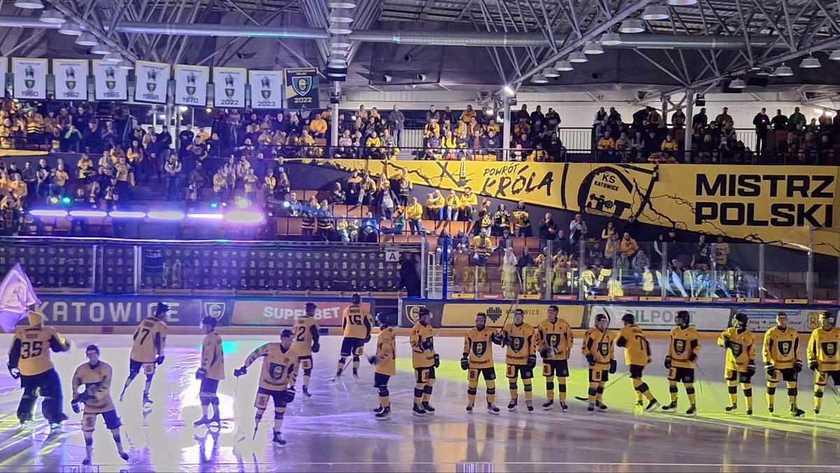 Futbolowamama's tweet photo. Hokejowy piątek 🏒🏒🏒 w @miasto_katowice i 3pkt jadą do Jastrzębia Zdrój. 
⛳️ @TAURONLiga (22 kolejka)
📅 18.10.2024
⏰️18:30
🥅 @GKSHokej 🆚️ @jkh_gks 
🏒 1️⃣↔️3️⃣
#groundhopping #hokej #hockey #MatchDay #meczyk #satelita #match  #katowice #GieKSaTwitter
Feat: @SuperbetPL https://t.co/U96GmsY5bP
