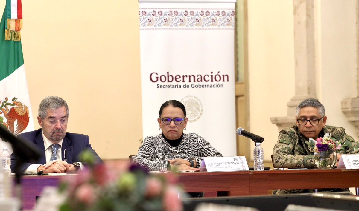 rosaicela_'s tweet photo. Junto con el titular de @SRE_mx, Juan Ramón de la Fuente, esta mañana encabezamos reunión de migración, con el objetivo de seguir con acciones coordinadas en la materia. 🇲🇽@Claudiashein https://t.co/Sch4c7vjEF