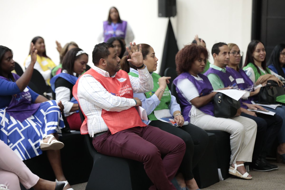 ComprasRD's tweet photo. En la #ComUnidadDeComprasRD promovemos una cultura de liderazgo de servicio, como elemento clave para transformar el sistema de compras dominicano y garantizar la eficiencia de la gestión y la satisfacción de los actores a los que impactamos.
 #ComprasDO https://t.co/I3FprON6zX