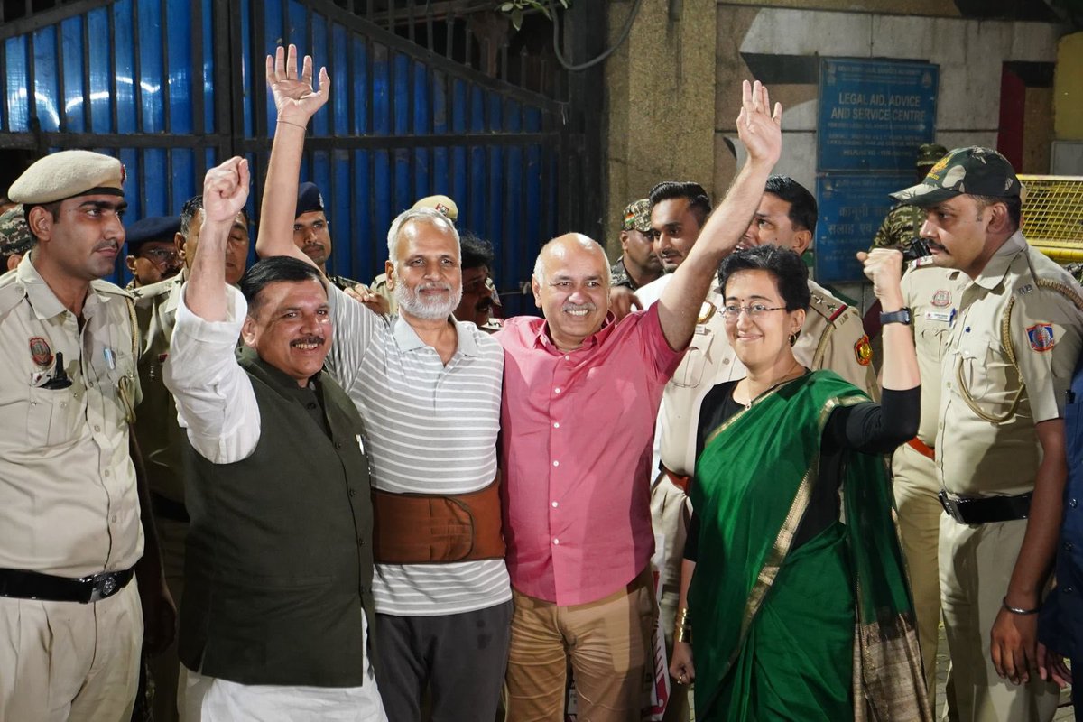 Atishi (@atishiaap) on Twitter photo आज एक बार फिर देश के संविधान की जीत हुई है।
<a href="/SatyendarJain/">Satyendar Jain</a> जी का सीना तान कर जेल से बाहर आना इस बात का सबूत है कि तानाशाही कितनी भी हावी हो लेकिन ईमानदारी और सच्चाई के आगे उसे घुटने टेकने पड़ते है।
सत्यमेव जयते.. आज एक बार फिर देश के संविधान की जीत हुई है।
<a href="/SatyendarJain/">Satyendar Jain</a> जी का सीना तान कर जेल से बाहर आना इस बात का सबूत है कि तानाशाही कितनी भी हावी हो लेकिन ईमानदारी और सच्चाई के आगे उसे घुटने टेकने पड़ते है।
सत्यमेव जयते..