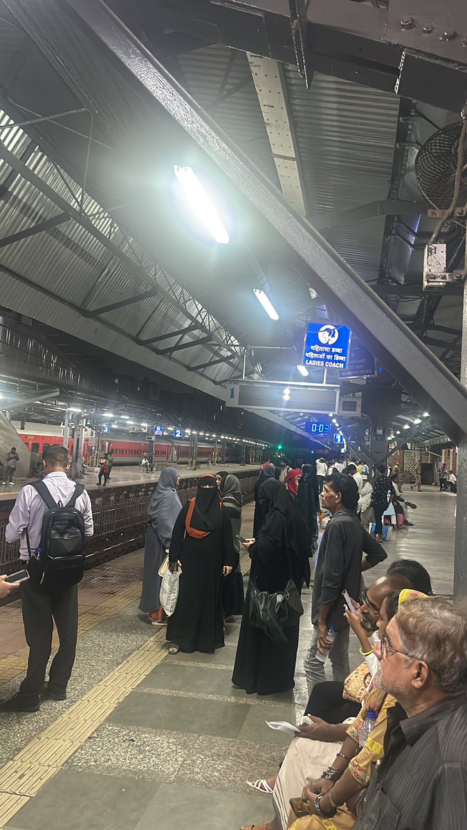 suhasbhandare's tweet photo. @Central_Railway @RailMinIndia 
@RailwaySeva @RailMinIndia 
Thankyou for all your wonderful services as usual trains are not on time. I really appreciate the way you guys are making an effort to let us reach late home always https://t.co/aifNrG46uV