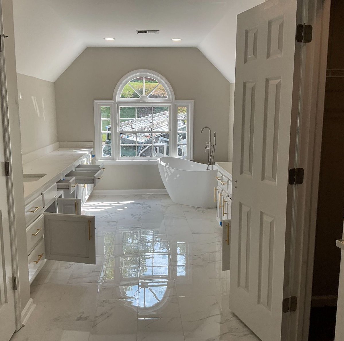 tricorsfr's tweet photo. Exciting progress on a full renovation in Marietta, GA! Take a look at these before and in-progress photos. Stay tuned for the final reveal—this one’s going to be special!

#renovation #georgiahomes #renovationservices #tricorsfr https://t.co/poVFpZFOom