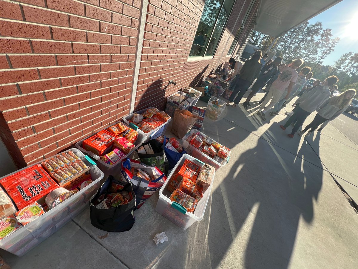 EndeavorCharter's tweet photo. ECS Pride stepped up to help our community by collecting an impressive 4,988 food items in just 30 minutes for NEW Backpack Buddies. These generous donations provide much-needed support to area students including our own. Way to go, ECS Pride! You have made a difference today. https://t.co/odBtyx2srG