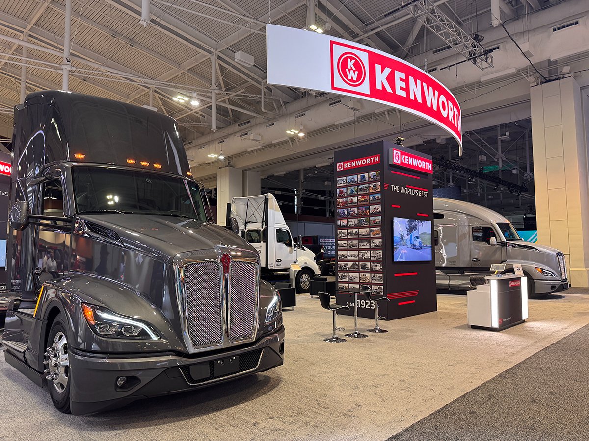 KenworthTruckCo's tweet photo. Kenworth had a terrific time at the ATA MCE Show this week, meeting so many of you and showcasing the T680 sleeper and X15N natural gas powered T680 day cab as well as the battery-electric T680E!
#Kenworth #T680E #T680 #ATAmce24 https://t.co/aPidS3ZsT2
