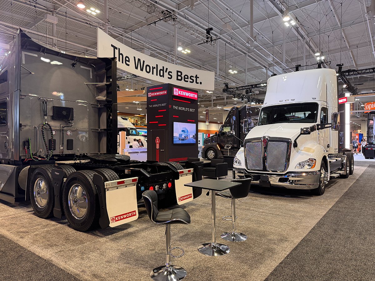 KenworthTruckCo's tweet photo. Kenworth had a terrific time at the ATA MCE Show this week, meeting so many of you and showcasing the T680 sleeper and X15N natural gas powered T680 day cab as well as the battery-electric T680E!
#Kenworth #T680E #T680 #ATAmce24 https://t.co/aPidS3ZsT2