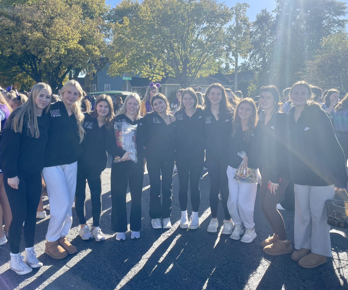 Soph volleyball team is getting into the Homecoming spirit and marched in the DGN parade 💜🏐<a href="/DGNVolleyball/">DGN Volleyball</a> #WeAreDGN