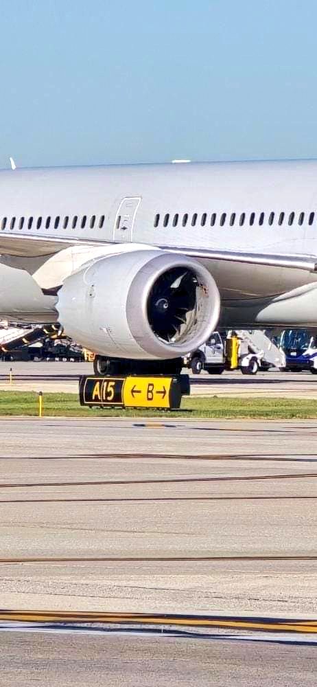 ivancp25's tweet photo. #IncidenteAéreo de un #Boeing787 de #AmericanAirlines, vuelo #AA47. Su  motor derecho absorbió un contenedor de equipajes vacío cuando rodaba por el Aeropuerto Internacional de #Chicago O’Hare, en #EEUU 🇺🇸. El chorro de un #A350 hizo volar el contenedor de un vehículo. 18-10-24 https://t.co/asFF9kdeUr