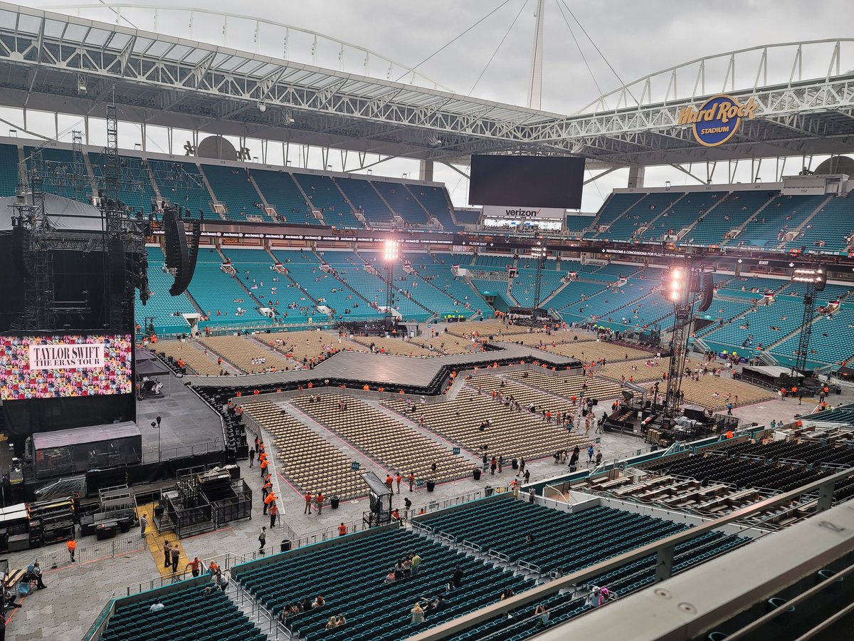 ThePhallusShop's tweet photo. I guess Taylor's fan base isn't what it used to be. I expected a bigger turn out... https://t.co/XuZsWWdzvq