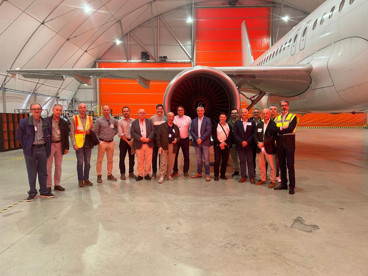 COIICVCastellon's tweet photo. ✈️Desde el @COIICVCastellon hemos realizado una visita técnica al @Aerocastello , donde su Director General, Justo Vellón, nos ha mostrado las líneas de actividad y proyectos de futuro. También hemos conocido el trabajo de las empresas @brokair  ecube Solutions y Arkadia Space. https://t.co/Bh5CkMTNOV