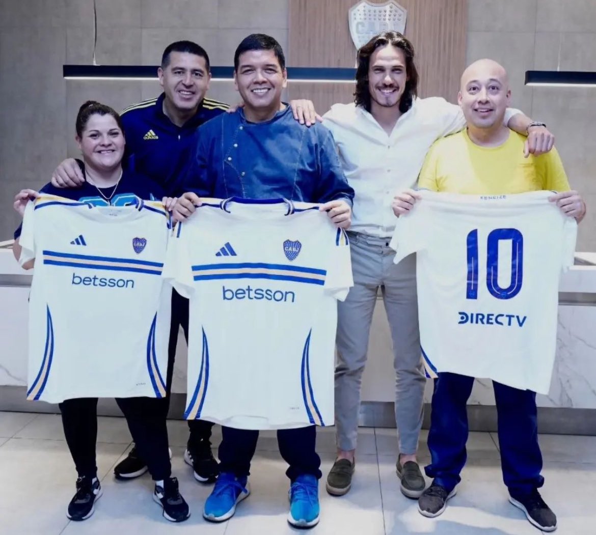 “Mucha gente no está de acuerdo, otros lo aman”: Cavani contó cómo ve a Riquelme Cavani y Riquelme junto a empleados del club.