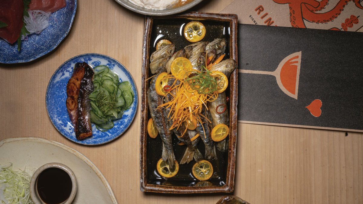 Freshly caught yellowtail, silky hand-rolled udon, and soft mochi-covered strawberries. These are just a few dishes served at Rintaro, a Bay Area Japanese izakaya owned and operated by Sylvan Mishima Brackett ’98. Read more: reed.edu/reed-magazine/… 

📸 Ash Adams