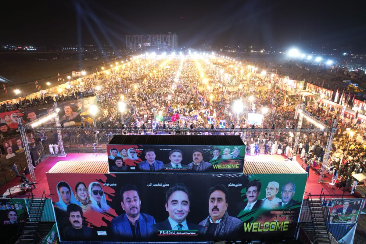 اسے عوام کا سمندر کہا جاتا ہے۔

 #ShuhadaEJamhuriyat
<a href="/BBhuttoZardari/">BilawalBhuttoZardari</a> <a href="/BakhtawarBZ/">Bakhtawar B-Zardari</a> <a href="/AseefaBZ/">Aseefa B Zardari</a>