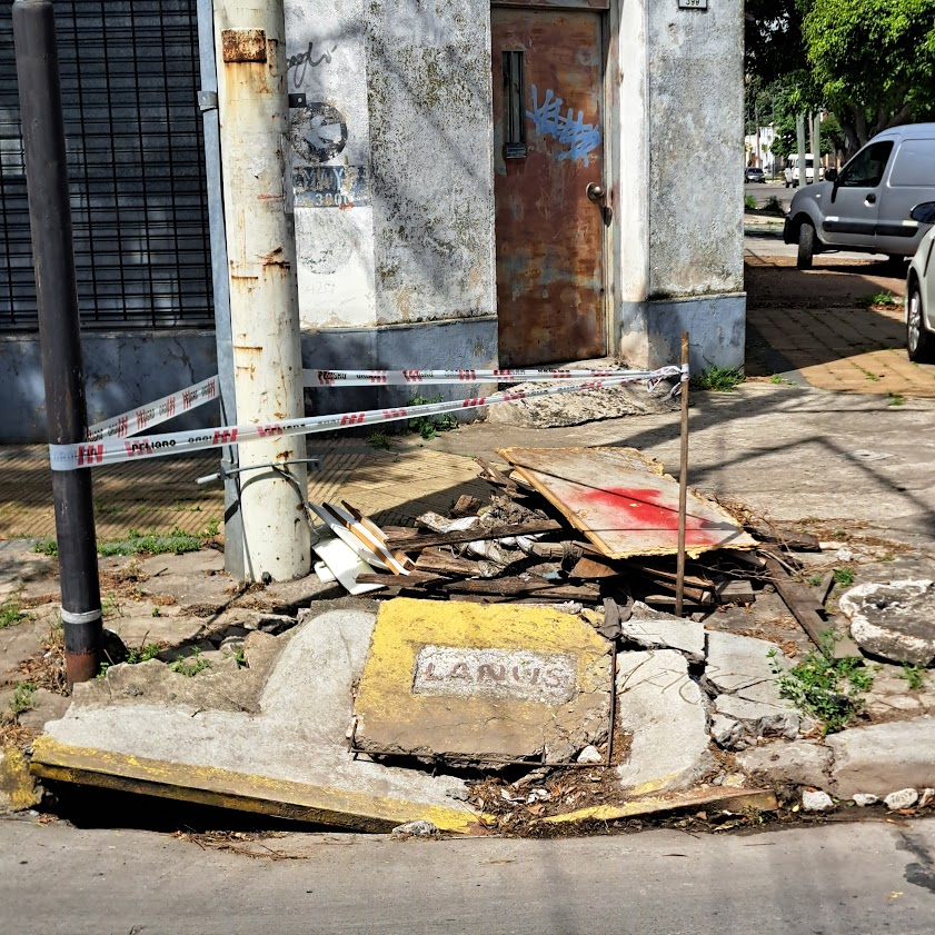R1ch4rd_G's tweet photo. @lanusmunicipio Hola, así está el estado de la esquina en estos momentos. Reclamo 613420 iniciado en enero 2024. https://t.co/YIgPISkBR4