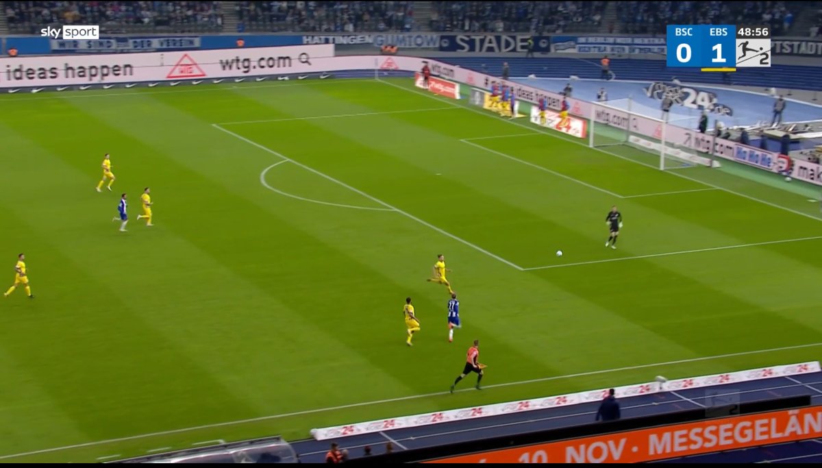 Es zieht sich einfach schon durch die ganze Saison, Grill hat keine Idee wann er rauskommt kann und wann nicht. Gegen Hannover hatte er noch Glück hier ist es einfach eigene Dummheit. 
Bleib im Tor biete dich an und wir spielen hinten 5 vs. auch der Ball klar nach außen + 2vs1