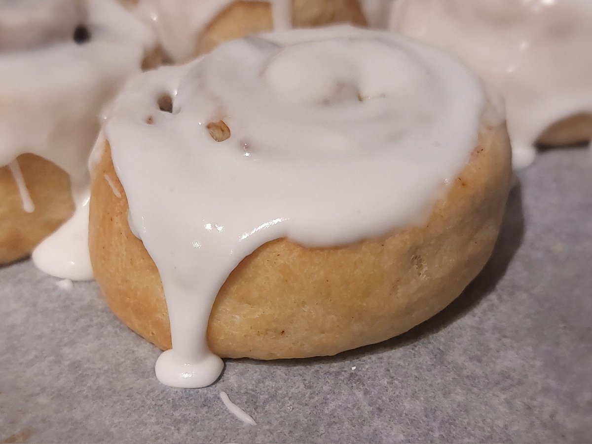 MMurrayWriter's tweet photo. So... I bake now 👩‍🍳 I started a facebook page, Blackheart Bakes, and I'm surprised there was support. This is very therapeutic. #baking #Halloween https://t.co/VcctVa8819
