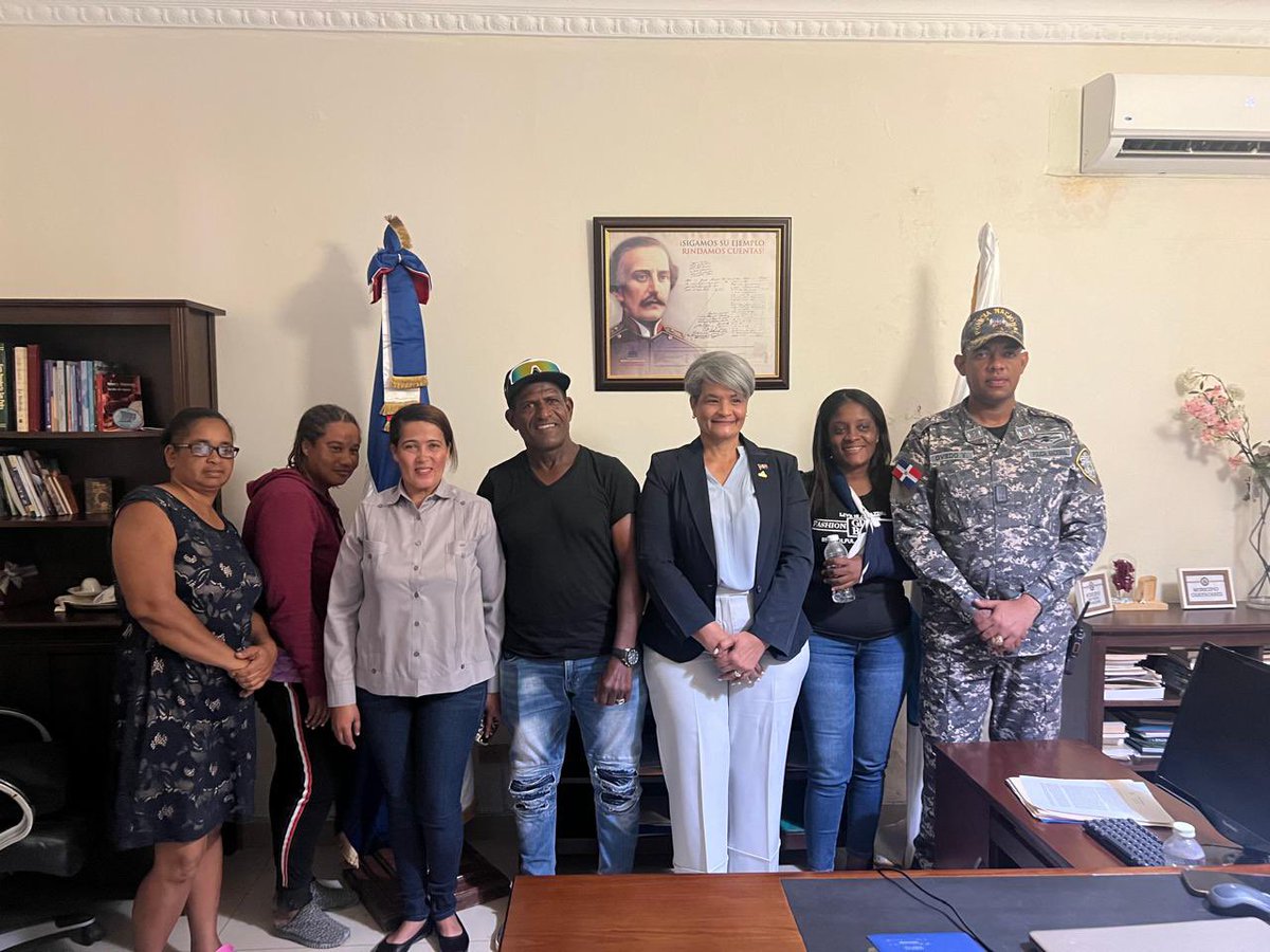 SurestePN's tweet photo. *Comandante Departamento San Pedro, Tt. Coronel Herasmi Oviedo Villegas sostuvo una reunión con autoridades provinciales y residentes del sector los Arados de SPM.* https://t.co/eWNtdPYS42